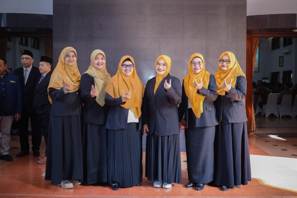 Rektor Universitas Muhammadiyah Surakarta (UMS) Prof. Dr. Harun Joko Prayitno, M.Hum., melantik jajaran dekan baru untuk masa bakti 2025-2029, di Auditorium Moh. Djazman, Rabu (2/7/2025). Pengukuhan ini menandai semangat baru kepemimpinan UMS.