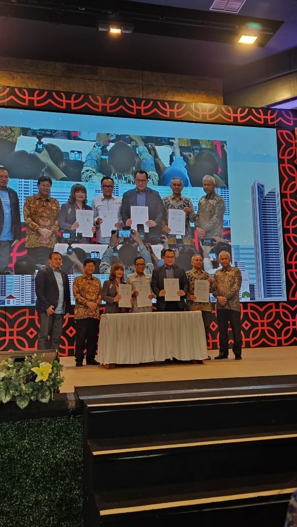 Universitas Muhammadiyah Surakarta (UMS) terus memperkuat langkah strategis dalam menyiapkan sumber daya manusia (SDM) yang adaptif dan berdaya saing global. Hal ini ditandai dengan penandatanganan nota kesepahaman antara UMS, Institut Pertanian Bogor (IPB), Asosiasi Pengusaha Indonesia (APINDO), dan BPJS Ketenagakerjaan.