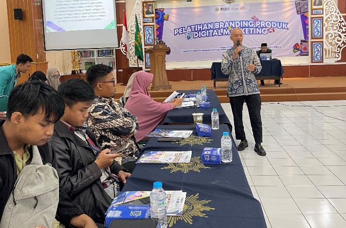 Universitas Muhammadiyah Surakarta (UMS) melalui Pusat Studi Halal turut berperan dalam mendukung pemberdayaan ekonomi umat dengan berkolaborasi bersama Majelis Ekonomi, Bisnis, dan Pariwisata (MEBP) Pimpinan Daerah Muhammadiyah (PDM) Kota Solo dalam “Pelatihan Branding Produk dan Digital Marketing” bagi pelaku UMKM.