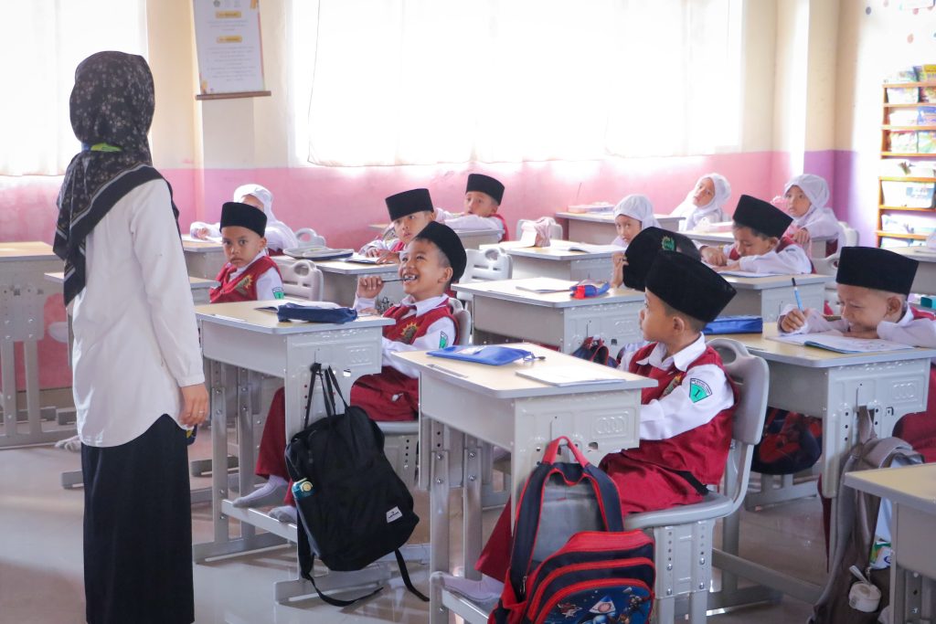 Rektor Universitas Muhammadiyah Surakarta (UMS), Prof. Harun Joko Prayitno, mengajak siswa-siswi Madrasah Ibtidaiyah Muhammadiyah Akhlaqul Karimah (MIM AKA) Mojogedang untuk menempuh proses belajar secara menyenangkan atau joyfull learning.