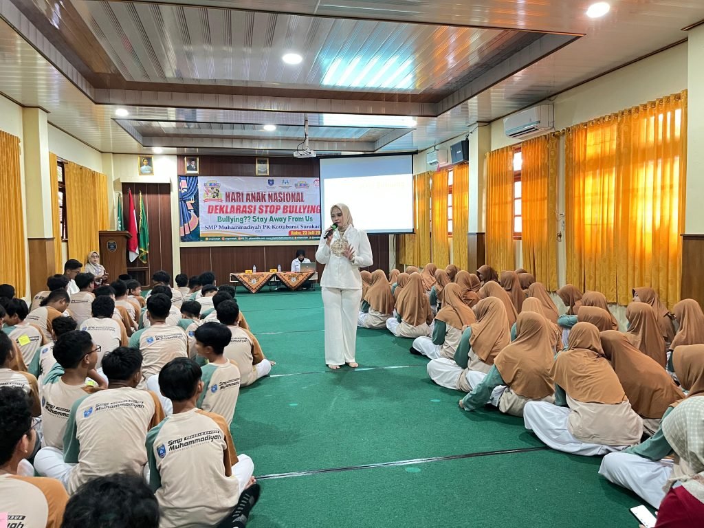 Sebanyak 404 siswa SMP Muhammadiyah Program Khusus (PK) Kottabarat Solo mengikuti perayaan Hari Anak Nasional (HAN) 2025 dengan penuh semangat dan antusiasme.