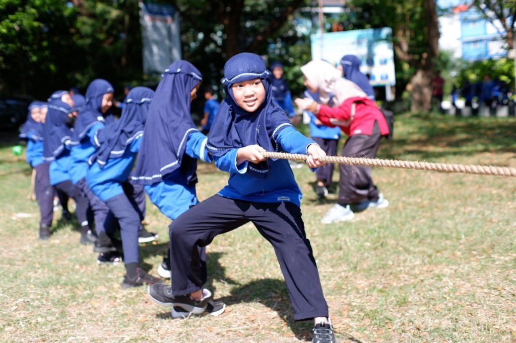 Sebanyak 454 murid SD Muhammadiyah Program Khusus (PK) Kottabarat Surakarta ikuti puncak kegiatan Masa Pengenalan Satuan Pendidikan (MPLS) Ramah dan Masa Pengenalan Kelas Baru (MPKB) di Lapangan Kampus 4 Universitas Muhammadiyah Surakarta (UMS), Sabtu (19/7/2025).