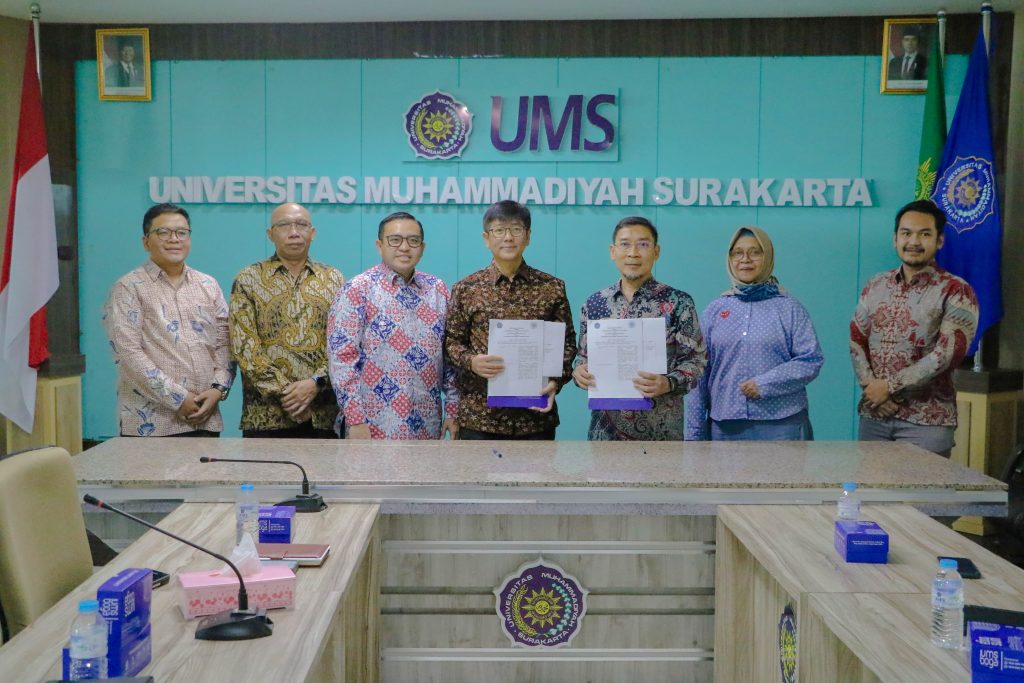 Universitas Muhammadiyah Surakarta (UMS) resmi menandatangani nota kesepahaman dengan Politeknik Ketenagakerjaan (Polteknaker) Jakarta Timur pada Selasa, (22/7/2025).