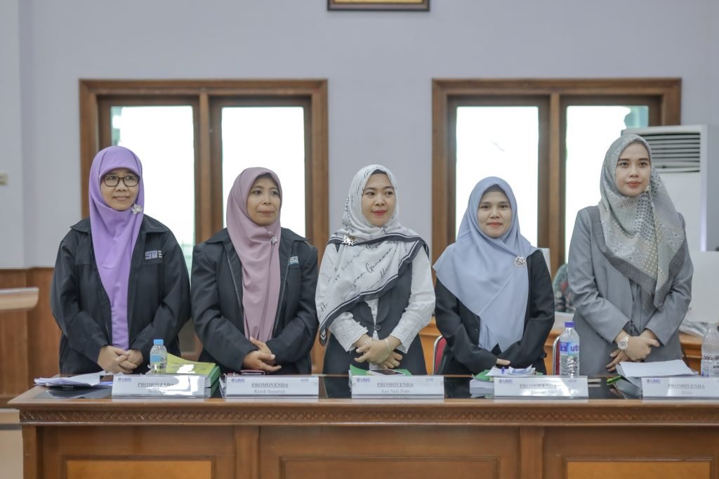 Program Studi Pendidikan Program Doktor Pendidikan Fakultas Keguruan dan Ilmu Pendidikan (FKIP) Universitas Muhammadiyah Surakarta (UMS) melahirkan ‘Lima Srikandi’ doktor pendidikan dalam Sidang Promosi Doktor yang digelar di Auditorium Moh Djazman, Selasa (22/7/2025).