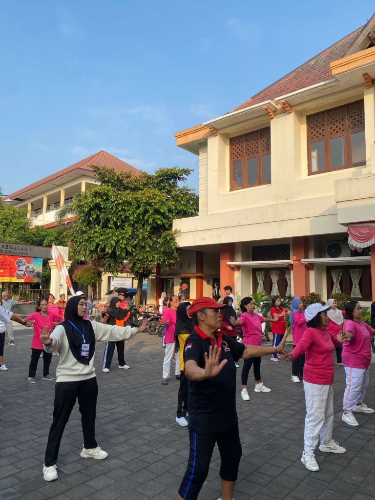 Sebanyak 13 mahasiswa dari Universitas Muhammadiyah PKU (UMPKU) Solo yang tergabung dalam program Kuliah Kerja Nyata Tematik (KKN-T) melaksanakan kegiatan pengabdian kepada masyarakat bertajuk "Rewangi Simbah" di Kelurahan Kratonan, Solo.