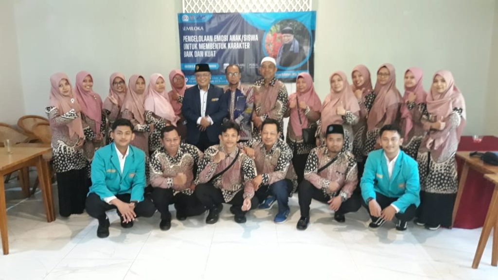 SD Muhammadiyah 22 Sruni Solo Utara, menggandeng Fakultas Psikologi Universitas Muhammadiyah Surakarta (UMS)  menyelenggarakan kegiatan pengabdian masyarakat bertajuk “Peran Orang Tua dan Guru dalam Mengelola Emosi Anak untuk Membentuk Karakter yang Baik dan Kuat” di Boyolali.