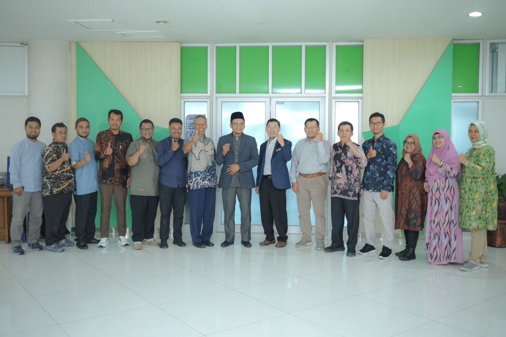 Universitas Muhammadiyah Surakarta (UMS) terus memperluas jejaring internasional dengan menggandeng Asian Foundation for Education and Development (AFED) Kamboja. Penandatanganan Nota Kesepahaman (MoU) dan diskusi kerja sama ini digelar di Ruang Sidang BPH Gedung Induk Siti Walidah (GISW) Lantai 6, Selasa (1/7/2025).
