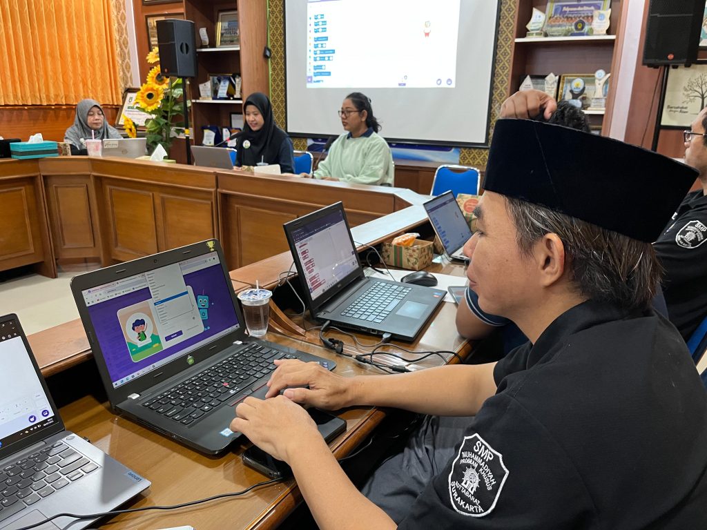 Ustaz-Ustazah dan karyawan SMP Muhammadiyah Program Khusus (PK) Kottabarat Solo mengikuti workshop membahas pemanfaatan Artificial Intelligence (AI) untuk pembelajaran dan media sosial untuk promosi sekolah. Kegiatan jelang tahun ajaran baru 2025-2026 tersebut berlangsung selama tiga hari, Senin-Rabu (7-9/7/2025).