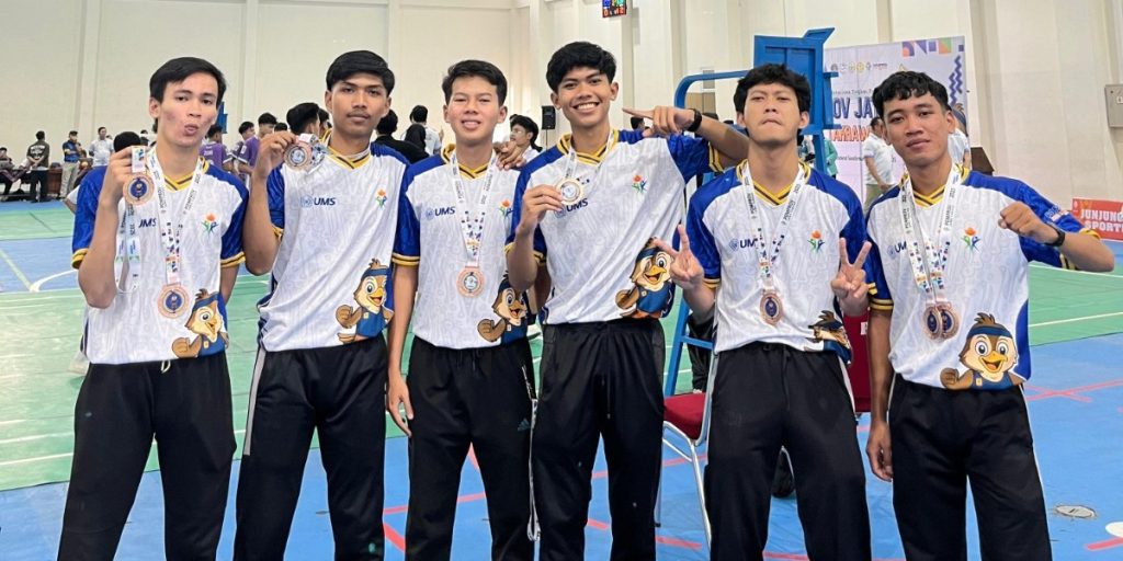 Mahasiswa Universitas Muhammadiyah Surakarta (UMS) kembali mengukir prestasi membanggakan di ajang Pekan Olahraga Mahasiswa Provinsi (Pomprov) Jawa Tengah 2025. Tim sepak takraw UMS berhasil meraih medali perunggu setelah melalui persaingan ketat antar perguruan tinggi se-Jawa Tengah.
