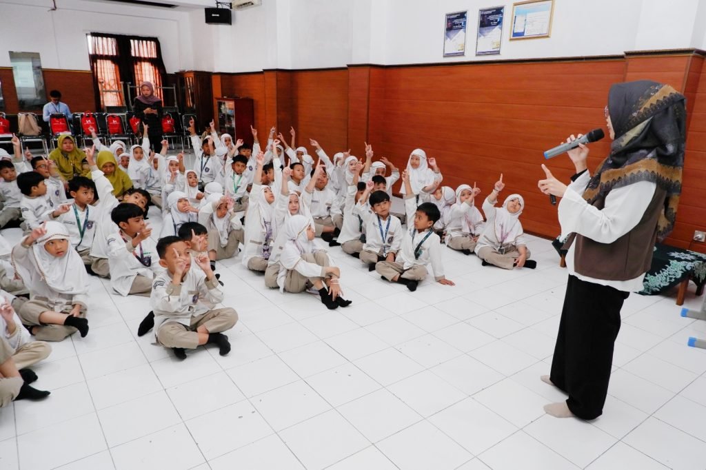 Sambut peringatan Hari Anak Nasional (HAN) sebanyak 83 murid kelas II SD Muhammadiyah Program Khusus (PK) Kottabarat Solo mengikuti kegiatan edukasi dan pemeriksaan kesehatan mata yang dilaksanakan di Haji Isa Meeting Room sekolah setempat, Rabu (23/7/2025).