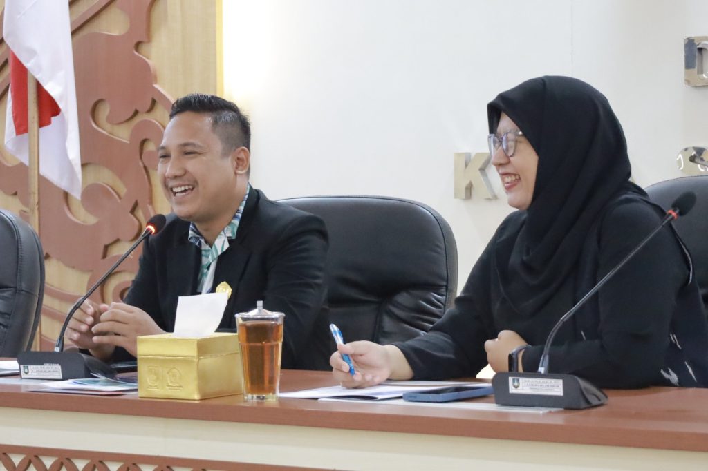 Sebanyak 36 mahasiswa Program Studi Kesehatan Masyarakat Universitas Muhammadiyah Surakarta (UMS) menunjukkan keberanian bersuara demi udara bersih dan kota yang lebih sehat dengan melakukan advokasi legislatif langsung ke Dewan Perwakilan Rakyat Daerah (DPRD) Kota Solo.