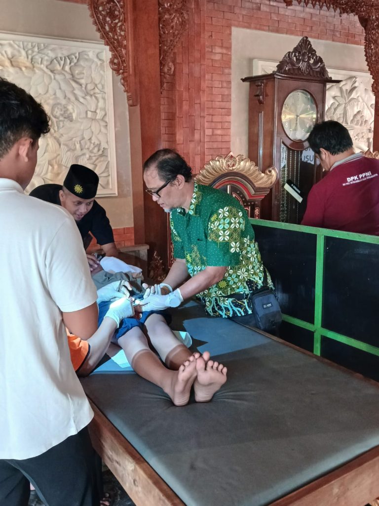 Pimpinan Ranting Muhammadiyah (PRM) Nusukan Solo menyelenggarakan khitanan massal menyambut Tahun Baru Hijriah, Minggu (29/6/2025). Kegiatan tersebut diikuti 27 peserta dari kalangan dhuafa.