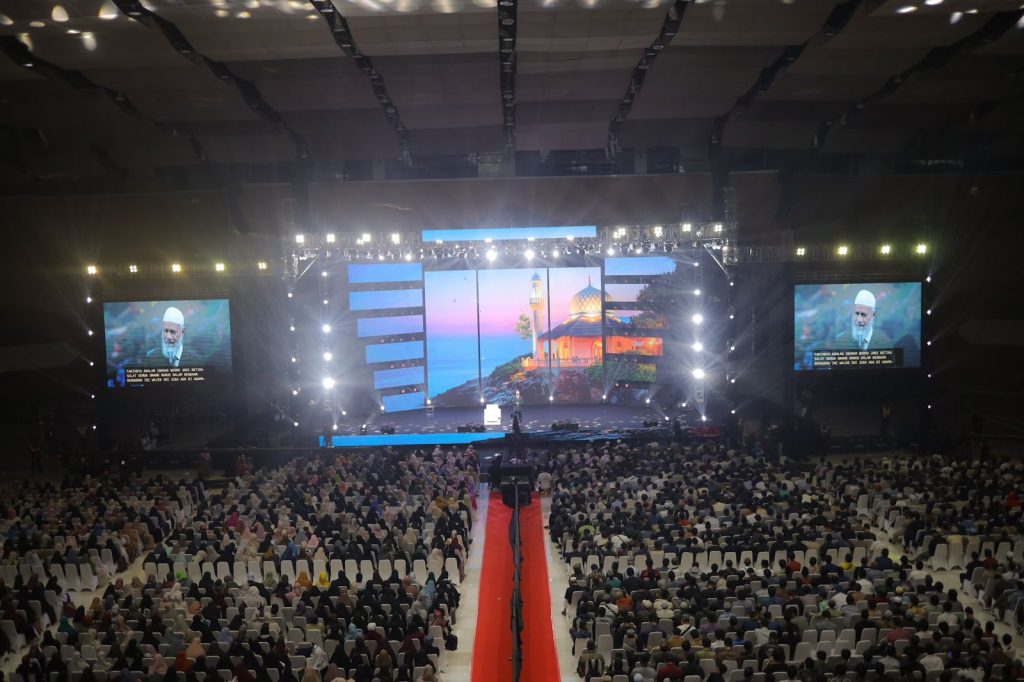 Safari dakwah ulama internasional asal India, Zakir Abdul Karim Naik, resmi dimulai di Indonesia dengan Universitas Muhammadiyah Surakarta (UMS) menjadi lokasi  pertama. Tepatnya, rangkaian Dr Zakir Naik Tour Indonesia 2025, dimulai pada Selasa (8/7/2025) malam di Edutorium KH Ahmad Dahlan UMS.