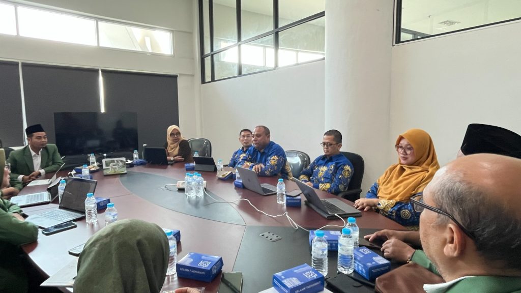 Universitas Muhammadiyah Surakarta (UMS) menerima kunjungan dari Universitas Wahid Hasyim (Unwahas) Semarang. Kunjungan diterima dengan hangat oleh Biro Pengembangan Sumber Daya Manusia (BPSDM) dan Biro Kerjasama dan Urusan Internasional (BKUI) UMS, Senin (14/7/2025).