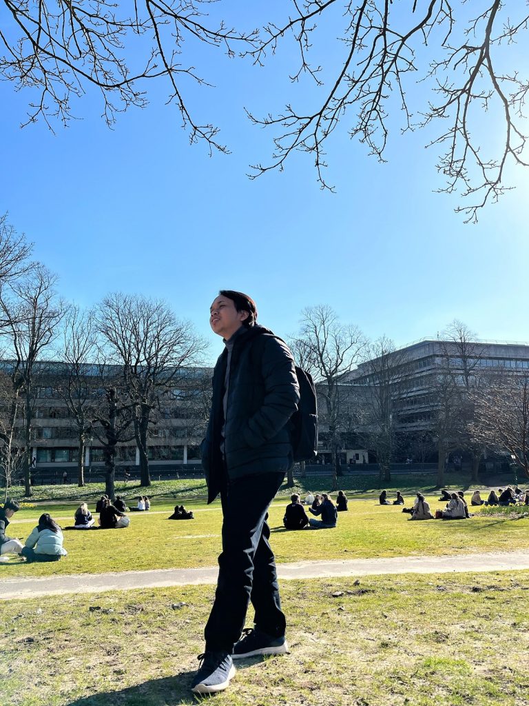 Yusuf R. Yanuri, mahasiswa lulusan Universitas Muhammadiyah Surakarta (UMS) membagikan pengalamannya saat menempuh program S2 double degree dari Universitas Islam Internasional Indonesia (UIII) dan University of Edinburgh yang kini sedang menempuh pendidikan internasional di bawah skema beasiswa Indonesia Bangkit