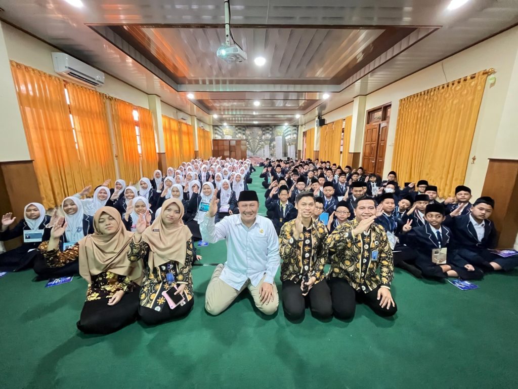 Sebanyak 154 siswa SMP Muhammadiyah Program Khusus (PK) Kottabarat Solo mengikuti kegiatan Masa Pengenalan Lingkungan Sekolah yang ramah dan berintegritas selama sepekan. Salah satu agendanya adalah menghadirkan Ketua Forum Kerukunan Umat Beragama (FKUB) Kota Solo, H.M. Mashuri, untuk mengedukasi para siswa terkait sikap moderasi beragama dan toleransi pada Selasa (15/7/2025).