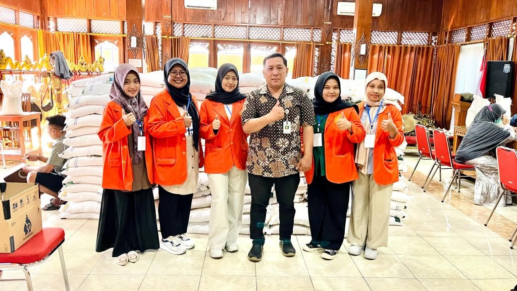 Kuliah Kerja Nyata Tematik (KKN-T) Universitas Muhammadiyah PKU (UMPKU) Solo kelompok 10 bertempat di Kelurahan Semanggi mulai 24-31 Juli 2025. Mahasiswa KKN-T terdiri dari 11 mahasiswa berbagai prodi mempunyai program kolaborasi pembagian beras bersama Kelurahan Semanggi dan program Dapur Sehat Atasi Stunting (DAHSAT).