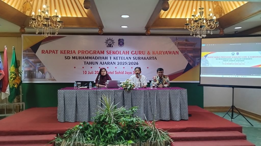 SD Muhammadiyah 1 Ketelan Solo menggelar rapat kerja (raker) dengan tema “Pembelajaran Mendalam”. Acara yang diikuti guru dan karyawan itu juga meluncurkan Motto Muhammadiyah 1 Ketelan Elementary School, Surakarta: Religious, Smart, Healthy, and Creative. Kegiatan dilaksanakan di Hotel Sahid Jaya Solo Jl. Gajahmada No.82, Ketelan, Kamis (10/7/2025).
