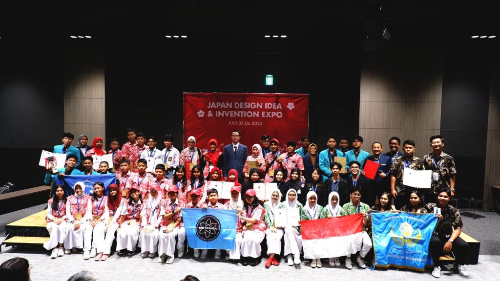 Prestasi membanggakan kembali ditorehkan oleh mahasiswa Universitas Muhammadiyah Surakarta (UMS) di kancah internasional. Tim MedLink-Smart yang beranggotakan mahasiswa Program Studi Teknik Mesin berhasil meraih Gold Medal dan Special Award dalam ajang Japan Design, Idea and Invention Expo (JDIE) 2025 yang diselenggarakan di Tokyo, Jepang.