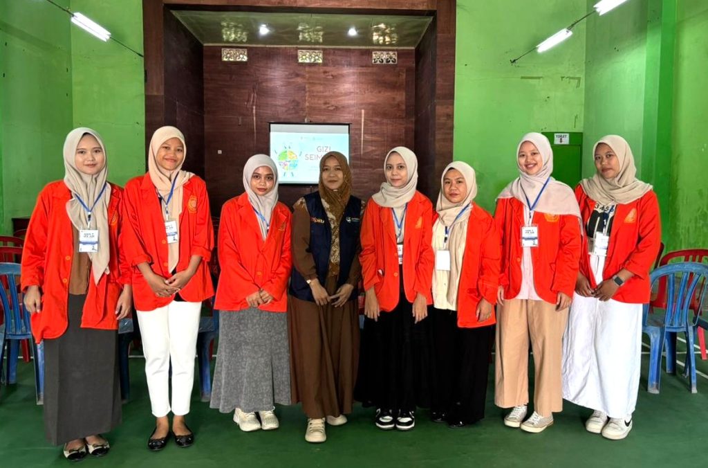 Penyuluhan Gizi Seimbang Mahasiswa KKN-T UMPKU Surakarta untuk Ibu dan Balita Joyotakan