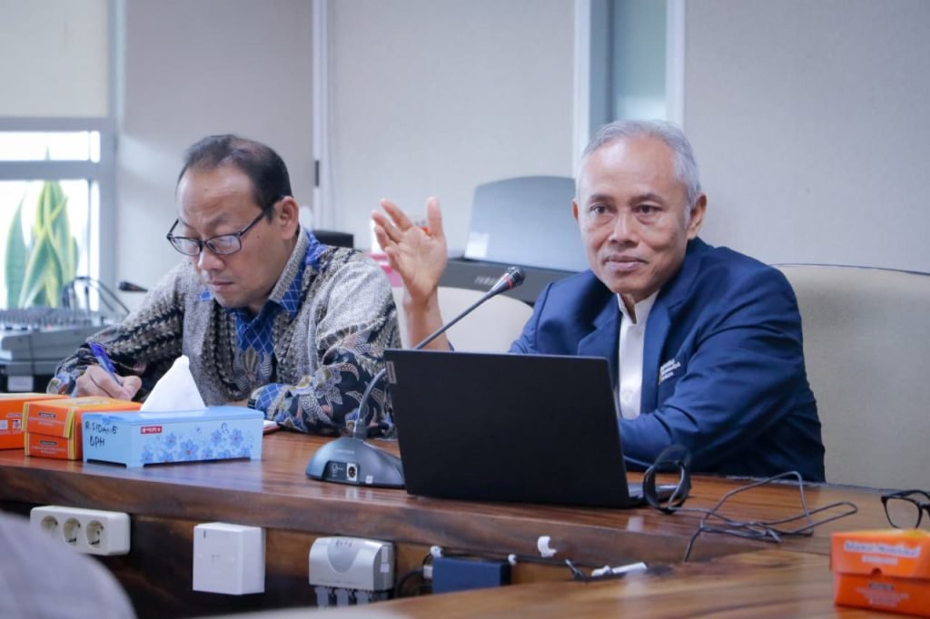 Universitas Muhammadiyah Surakarta (UMS) kembali menunjukkan komitmennya dalam mendukung peningkatan kualitas pendidikan dengan meluncurkan Scopus Scholarship, memberikan 75 beasiswa penuh bagi guru di Jawa Tengah pada jenjang S2 dan S3.