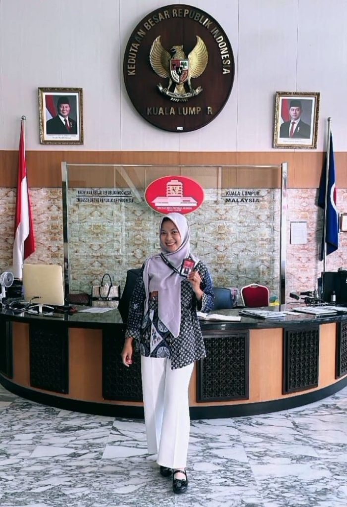 Dua mahasiswi Program Studi Hukum Ekonomi Syariah (HES) Fakultas Agama Islam (FAI) Universitas Muhammadiyah Surakarta (UMS), Azzara Wafiq Mutmainah dan Al Milla Hamidah, lolos program Magang/Study Visit di Kedutaan Besar Republik Indonesia (KBRI) Kuala Lumpur, Malaysia.
