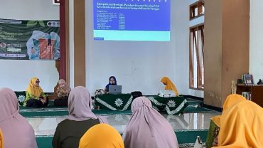 Tim Pengabdian UMS-PCA Colomadu Gagas Pemberdayaan Berbasis Reduksi Sampah Rumah Tangga