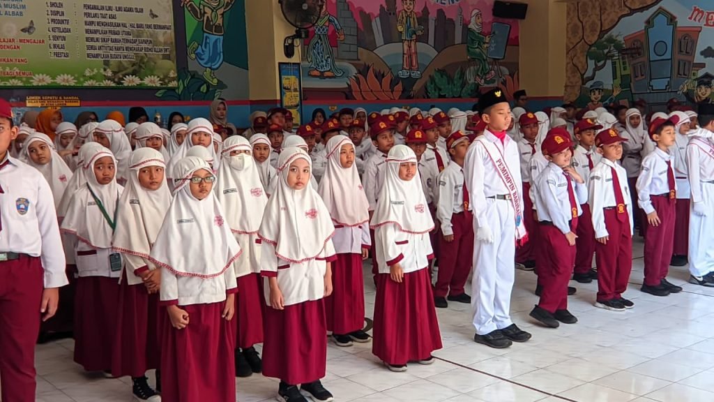 Sebanyak 204 murid kelas IV - VI bersama 50 guru dan tenaga kependidikan SD Muhammadiyah Program Khusus (PK) Kottabarat Solo mengikuti upacara peringatan Hari Ulang Tahun (HUT) ke-80 Republik Indonesia (RI) di hall utama sekolah setempat, Minggu (17/8/2025).
