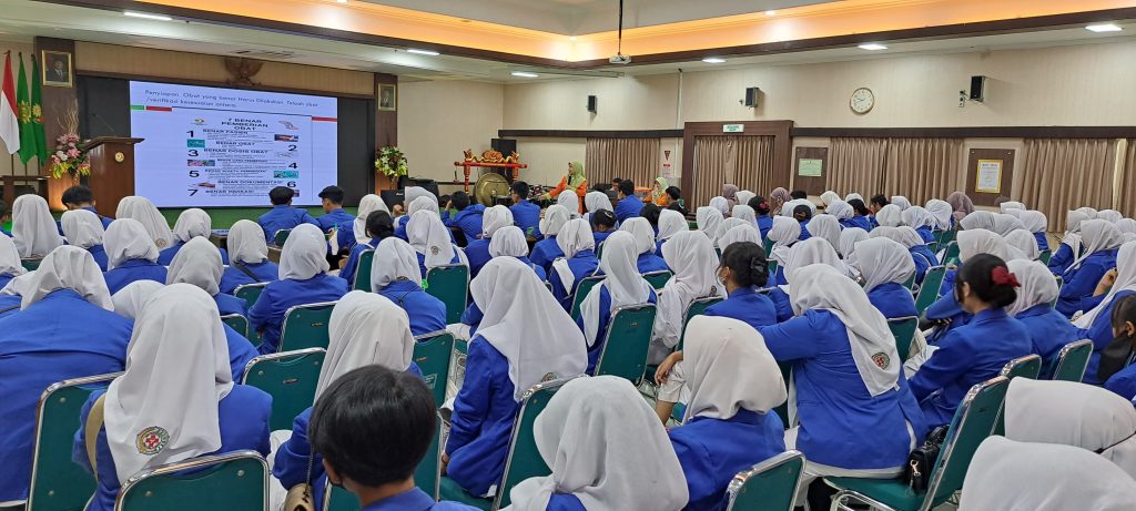 Sebanyak 122 siswa kelas XI dari Program Keahlian Layanan Kesehatan dan Program Keahlian Teknologi Farmasi SMK Kesehatan Binatama Jogja melakukan kunjungan industri kesehatan ke RS PKU Muhammadiyah Solo, Selasa (12/8/2025). Kegiatan yang didampingi 13 guru itu digelar di Aula Baitul Hikmah.