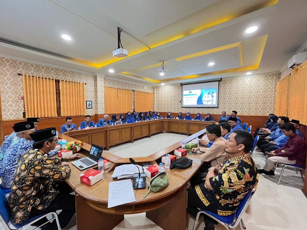 SMP Muhammadiyah Program Khusus (PK) Kottabarat Solo kembali menjadi magnet bagi sekolah Muhammadiyah di luar daerah guna meningkatkan kualitas pendidikan. Pada Selasa (26/8/2025), rombongan sejumlah 40 orang dari Majelis Dikdasmen PDM Kabupaten Pati yang terdiri dari unsur SD, MI, SMP, SMA, dan SMK Muhammadiyah melakukan studi tiru di sekolah ini.