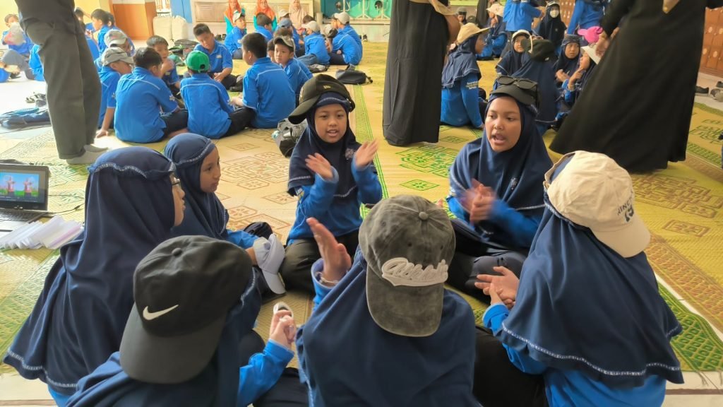 Sebanyak 84 murid kelas V SD Muhammadiyah Program Khusus Kottabarat Solo mengikuti kegiatan parent's day dengan tema "Detektif Misteri Sekolah, Menjadi Gen Alpha yang Solutif" di hall sekolah setempat, Sabtu (22/08/2025).