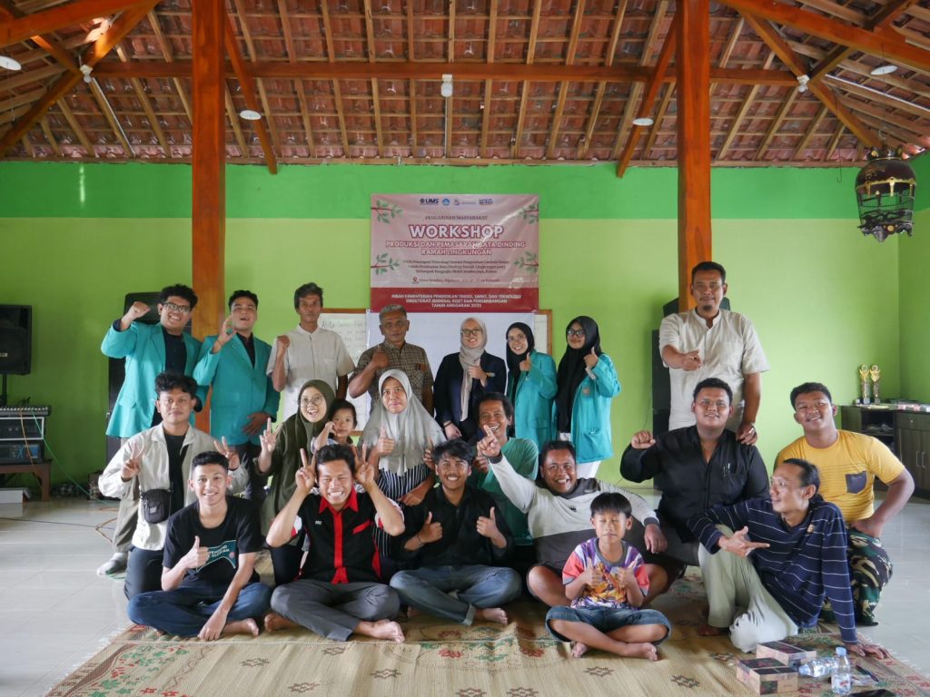 Menumpuknya limbah serbuk kayu (grajen) dari industri mebel di Desa Senden, Kecamatan Ngawen, Kabupaten Klaten, mendorong tim pengabdian Universitas Muhammadiyah Surakarta (UMS) melakukan terobosan pengolahan limbah menjadi bata ramah lingkungan.