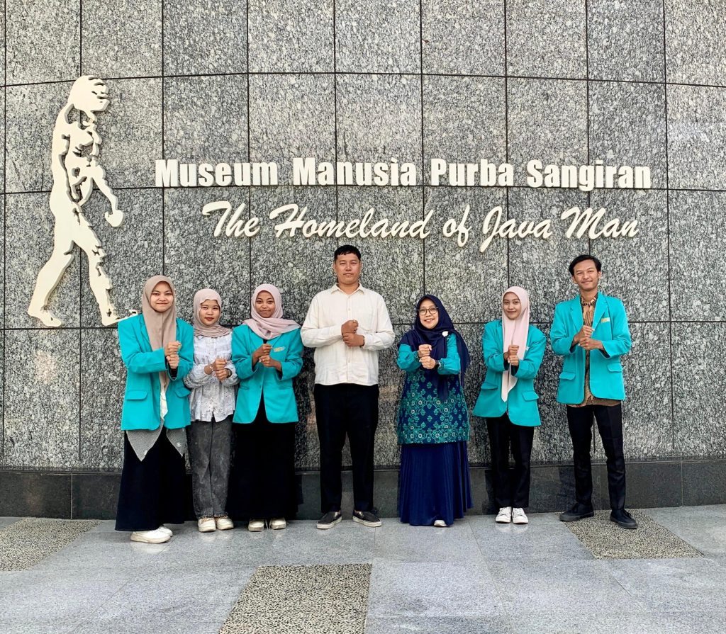 Mahasiswa Universitas Muhammadiyah Surakarta (UMS) kembali mencetak prestasi membanggakan dalam ajang Program Kreativitas Mahasiswa Pengabdian kepada Masyarakat (PKM-PM) 2025 yang diselenggarakan Direktorat Jenderal Pendidikan Tinggi.