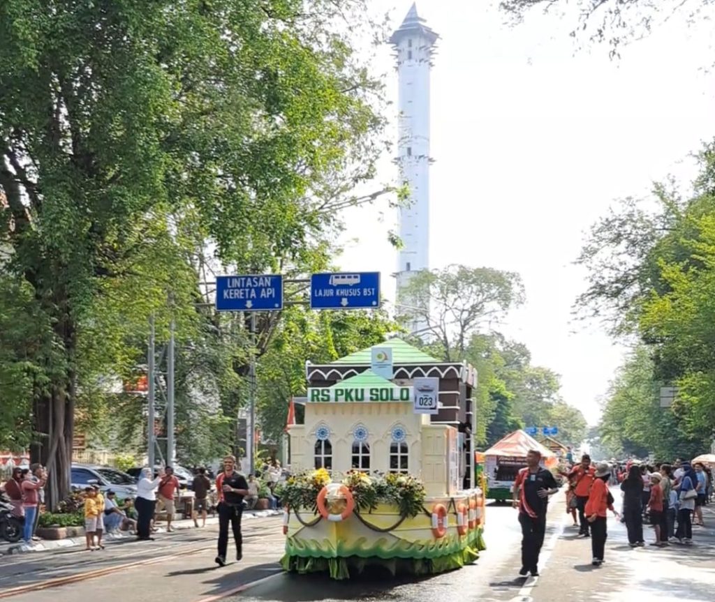 RS PKU Muhammadiyah Solo menyelenggarakan upacara HUT ke-80 Republik Indonesia, Minggu (17/8/2025) di taman parkir karyawan RS setempat. Sehari sebelumnya, RS PKU Muhammadiyah Solo juga berpartisipasi dalam Pawai Pembangunan Kota Solo, dengan membawa tema Medical Tourism.
