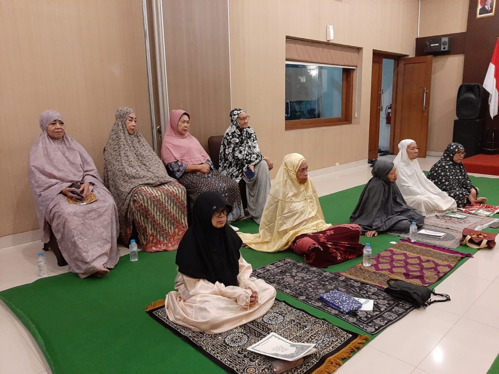 Alumni SD Muhammadiyah 1 Ketelan Solo angkatan tahun 1967 mengadakan reuni di hall hotel Margangsa, Selasa (26/8/2025).