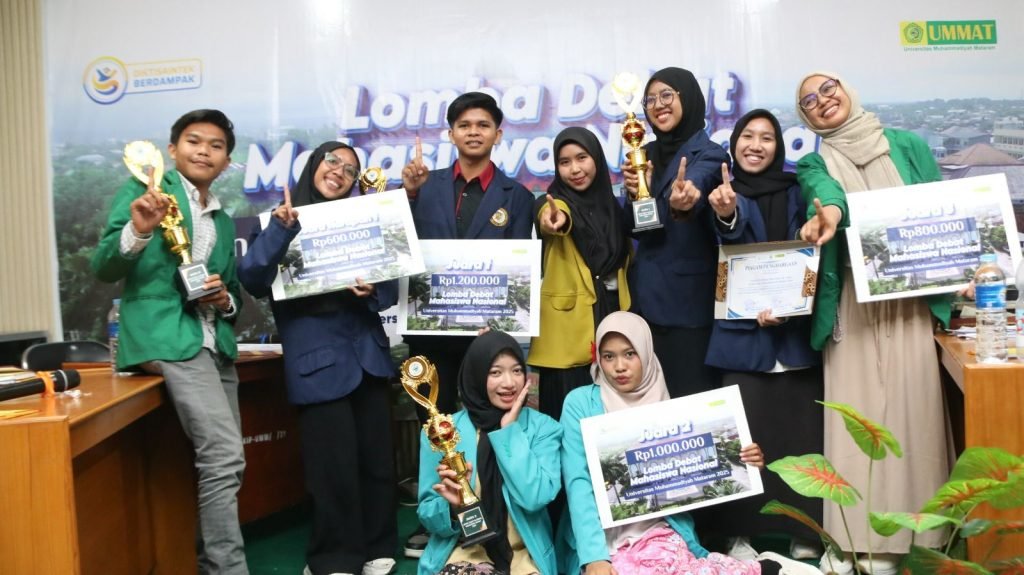 Mahasiswa Universitas Muhammadiyah Surakarta (UMS) kembali menorehkan prestasi membanggakan dalam kancah nasional. Tim debat UMS yang terdiri dari Afrah Khoeronnisa (Prodi Bisnis Digital) dan Sintia Nafisa Munawaroh (Prodi Ilmu Komunikasi kelas internasional), dengan dosen pendamping lomba Qanita Masykuroh, meraih juara 2 dalam Lomba Debat Mahasiswa Nasional Tahun 2025 yang diselenggarakan Universitas Muhammadiyah Mataram.
