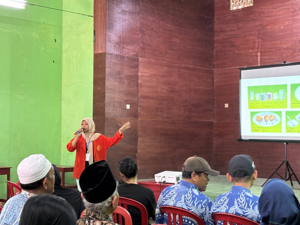 Universitas Muhammadiyah PKU (UMPKU) Solo menggelar penyuluhan Gizi Seimbang di RW 5 dan RW 6 Kelurahan Joyotakan, Solo di Balai RW 6, Selasa (29/7/2025). Kegiatan itu diisi mahasiswa Kuliah Kerja Nyata Tematik (KKN-T) kelompok 4 UMPKU Solo yang menggelar penyuluhan kesehatan dengan tema “Gizi Seimbang Ibu Balita.”