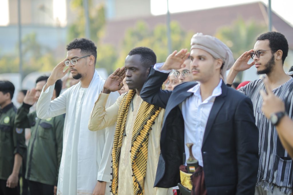 Suasana khidmat sekaligus meriah mewarnai peringatan Hari Ulang Tahun ke-80 Republik Indonesia di Universitas Muhammadiyah Surakarta (UMS), Sabtu (17/8/2025). Acara berlangsung di Lapangan Gedung Induk Siti Walidah dengan melibatkan mahasiswa asing, unit kegiatan mahasiswa (UKM), marching band, hingga peragaan prestasi inovatif karya mahasiswa.