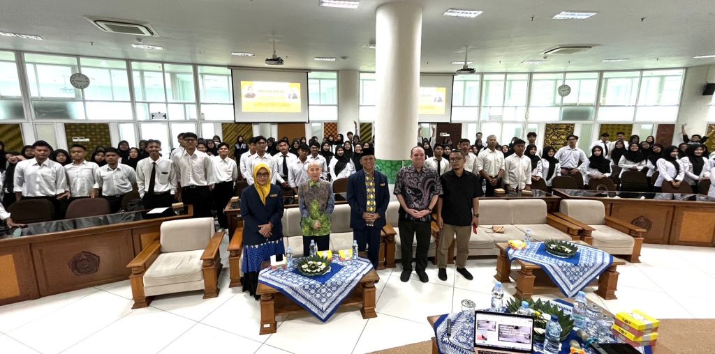Himpunan Mahasiswa Prodi (HMP) Pendidikan Guru Sekolah Dasar (PGSD) Fakultas Keguruan dan Ilmu Pendidikan (FKIP) Universitas Muhammadiyah Surakarta (UMS) menggelar Kuliah Umum bertajuk “Curious Mind, Confident Voices: Encouraging Critical Thinking in Young English Learners” di Ruang Seminar Lt.7 Gedung Induk Siti Walidah.