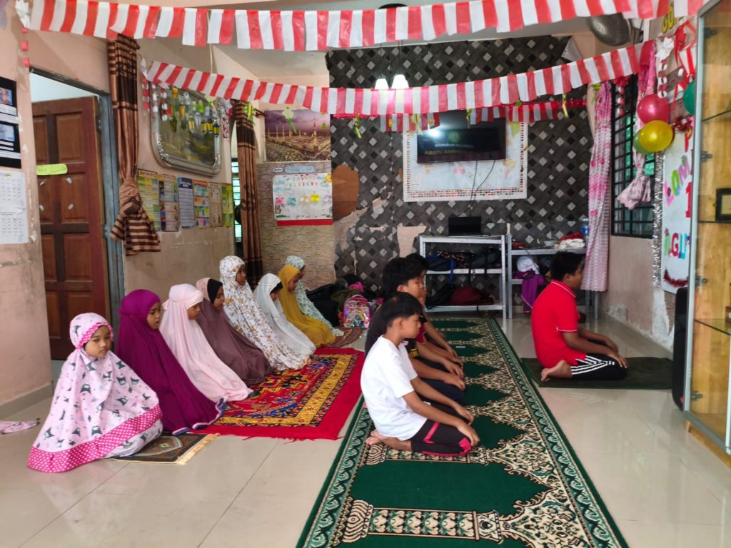 Tim Pengabdian kepada Masyarakat Kemitraan Internasional (PkM-KI) Universitas Muhammadiyah Surakarta (UMS) mengadakan pendampingan pembelajaran bahasa Arab bagi anak-anak di Sanggar Bimbingan (SB) Gombak Utara, Malaysia.