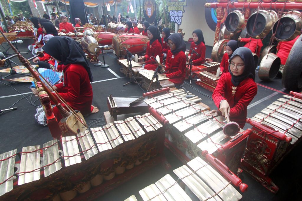 SD Muhammadiyah 2 Kauman Solo kembali menunjukkan eksistensinya di kancah seni budaya internasional. Dalam ajang bergengsi Lawu International Gamelan Festival (LIGF) 2025 di Kebun Hanoman, Karangpandan, Karanganyar, sekolah dasar unggulan ini tampil membanggakan dengan membawakan pertunjukan gamelan yang memikat hati para penonton, baik dari dalam maupun luar negeri.