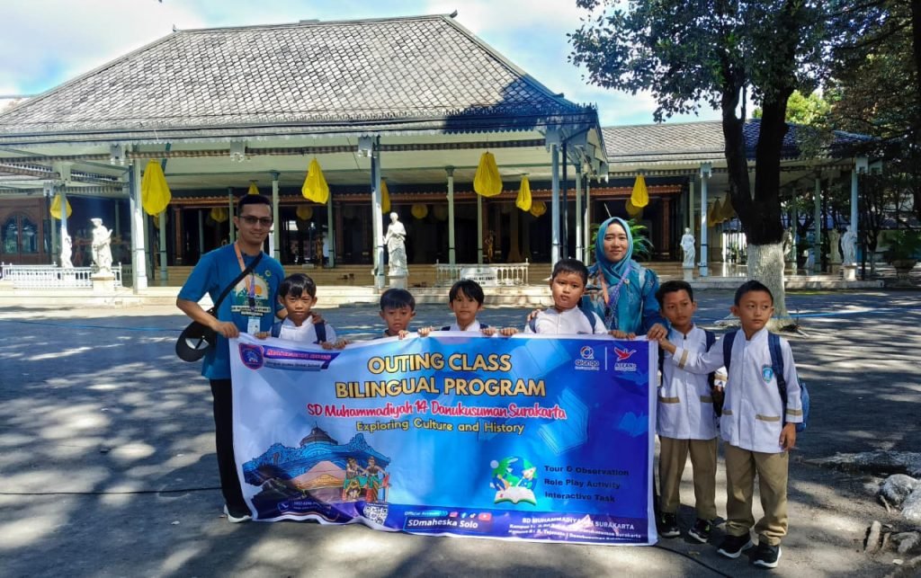 Siswa Kelas 1 SD Muhammadiyah 14 Solo Program Bilingual Outing Class ke Keraton Solo