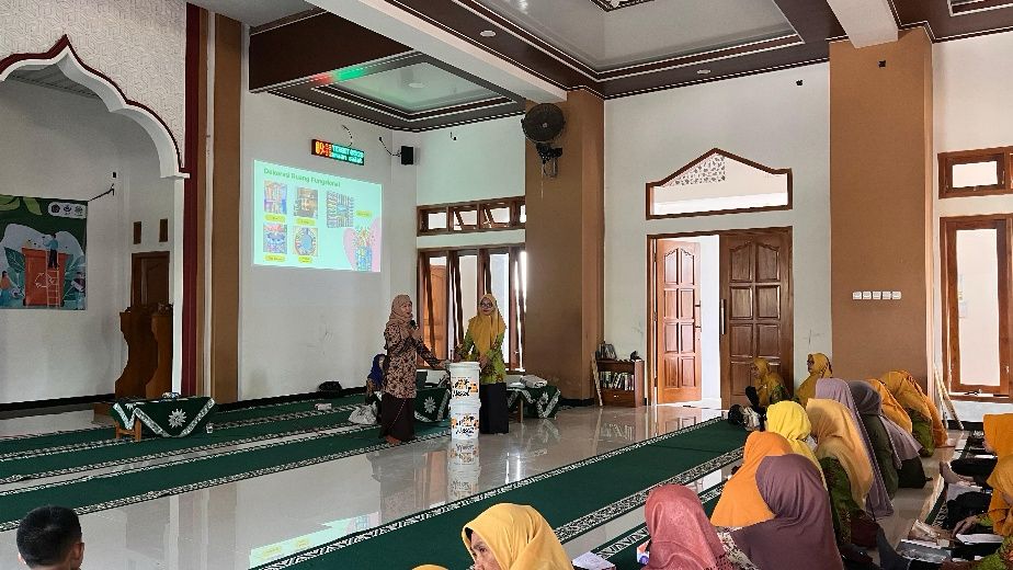 Tim Pengabdian Universitas Muhammadiyah Surakarta (UMS) menggandeng Pimpinan Cabang Aisyiyah (PCA) Colomadu dalam sebuah gerakan pemberdayaan masyarakat berbasis pengelolaan sampah rumah tangga.