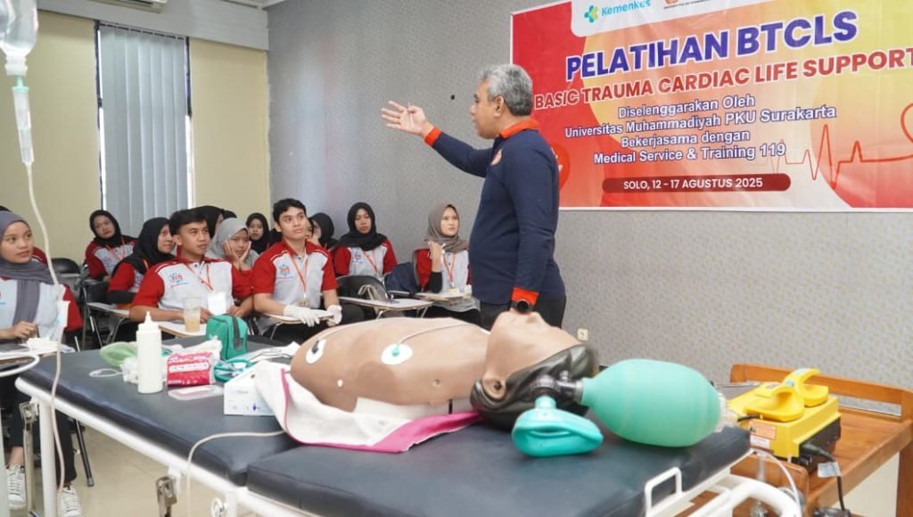 Sebanyak 230 mahasiswa Universitas Muhammadiyah PKU (UMPKU) Solo mengikuti pelatihan Basic Trauma Cardiac Life Support (BTCLS). Kegiata yang bekerjasama dengan Medical Service and Training 119 ini dilaksanakan tiga pekan mulai 12 Agustus 2025 hingga 31 Agustus 2025.