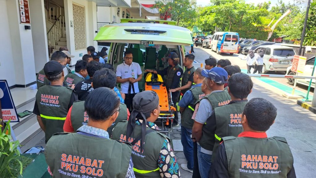 RS PKU Muhammadiyah Solo bekerja sama dengan Lazismu Kantor Layanan RS PKU Muhammadiyah Solo menyelenggarakan kegiatan Gathering dan Pembekalan bagi Relawan driver ambulans dengan tema “Evakuasi Tanggap, Relawan Ambulance Hebat”. Kegiatan dalam rangka memperingati HUT Ke-80 Republik Indonesia.