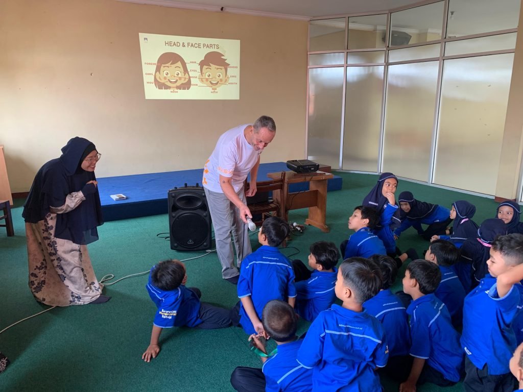 Murid Kelas II SD Muhammadiyah PK Solo Belajar Bareng Native Speaker