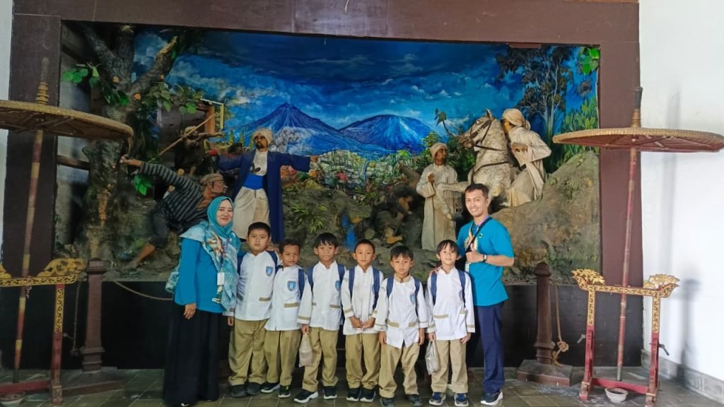 Siswa kelas 1 SD Muhammadiyah 14 Danukusuman Solo Program Bilingual mengikuti kegiatan Outing Class ke Keraton Solo dengan tema "Exploring Cultures and History”, Rabu (28/8/2025).
