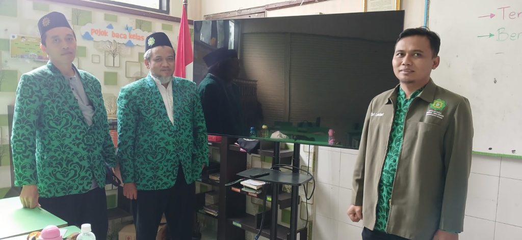 Sekolah Dasar (SD) Birrul Walidain Muhammadiyah Sragen, Jawa Tengah studi banding di SD Muhammadiyah 1 Ketelan Solo, Kamis (7/8/2025).
