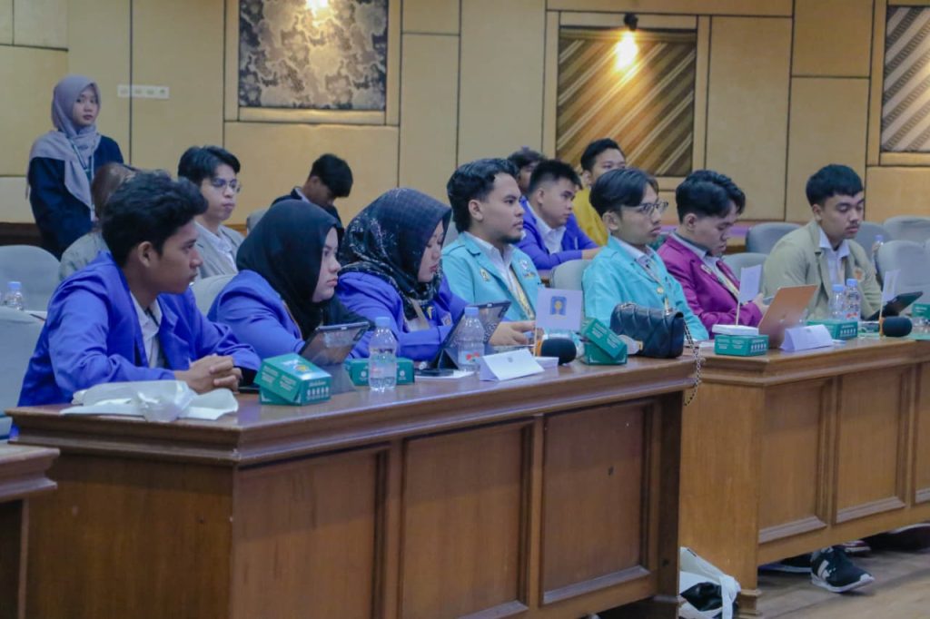 Universitas Muhammadiyah Surakarta (UMS) menegaskan komitmennya dalam memperkuat mutu pendidikan kedokteran di tingkat nasional. Hal ini ditegaskan Rektor UMS, Prof. Harun Joko Prayitno, saat membuka Rapat Koordinasi Wilayah Tiga (Rakorwilga) Ikatan Senat Mahasiswa Kedokteran Indonesia (ISMKI) Wilayah III, Selasa (30/7/2025) di Gedung Pascasarjana, Kampus 2 UMS.