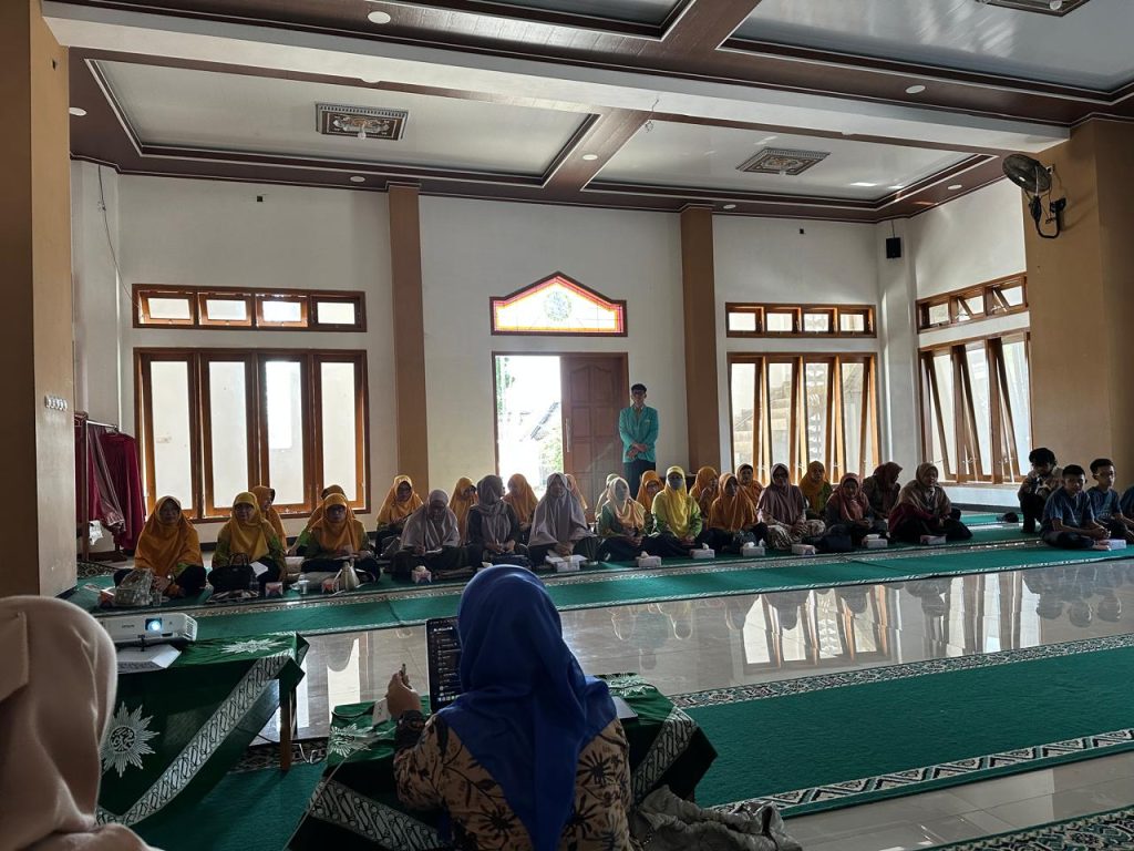 Pimpinan Cabang Aisyiyah (PCA) Colomadu menggelar sosialisasi “Sampah jadi Berkah” dalam upaya mereduksi sampah rumah tangga, Jumat (15/8/2025). Sosialisasi tersebut berupa edukasi bank sampah dan pembuatan pupuk organik. Kegiatan bekerjasama dengan Lembanga Lingkungan Hidup dan Penanggulangan Bencana (PPHPB) dan PKM UMS.